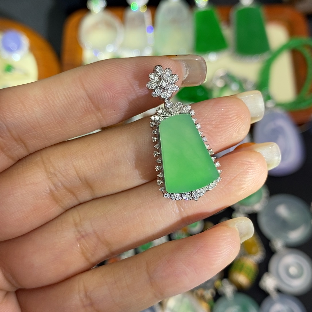 翡翠18K金镶嵌颈饰A货翡翠