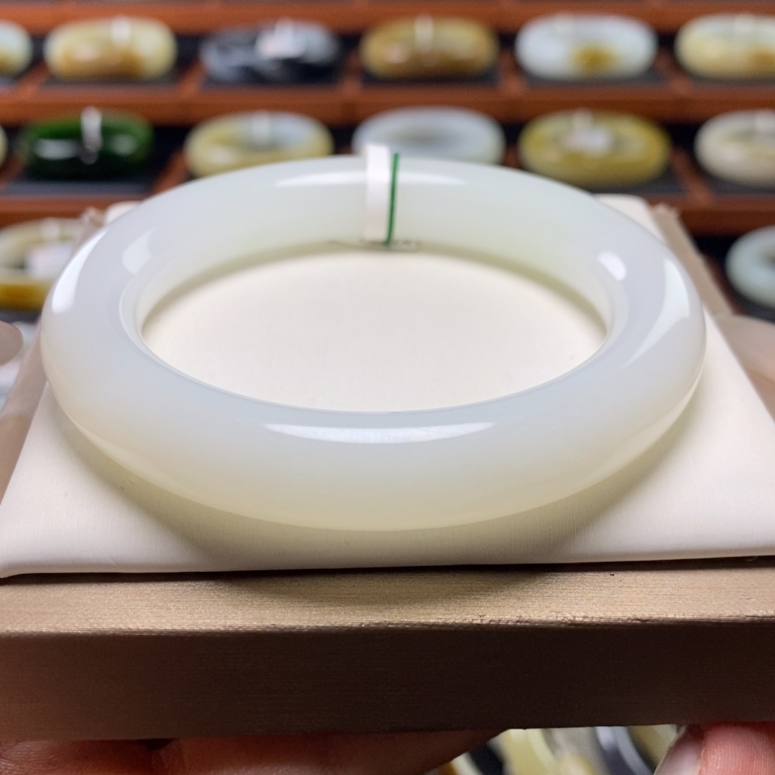 和田玉（白玉）手镯未镶嵌56圈