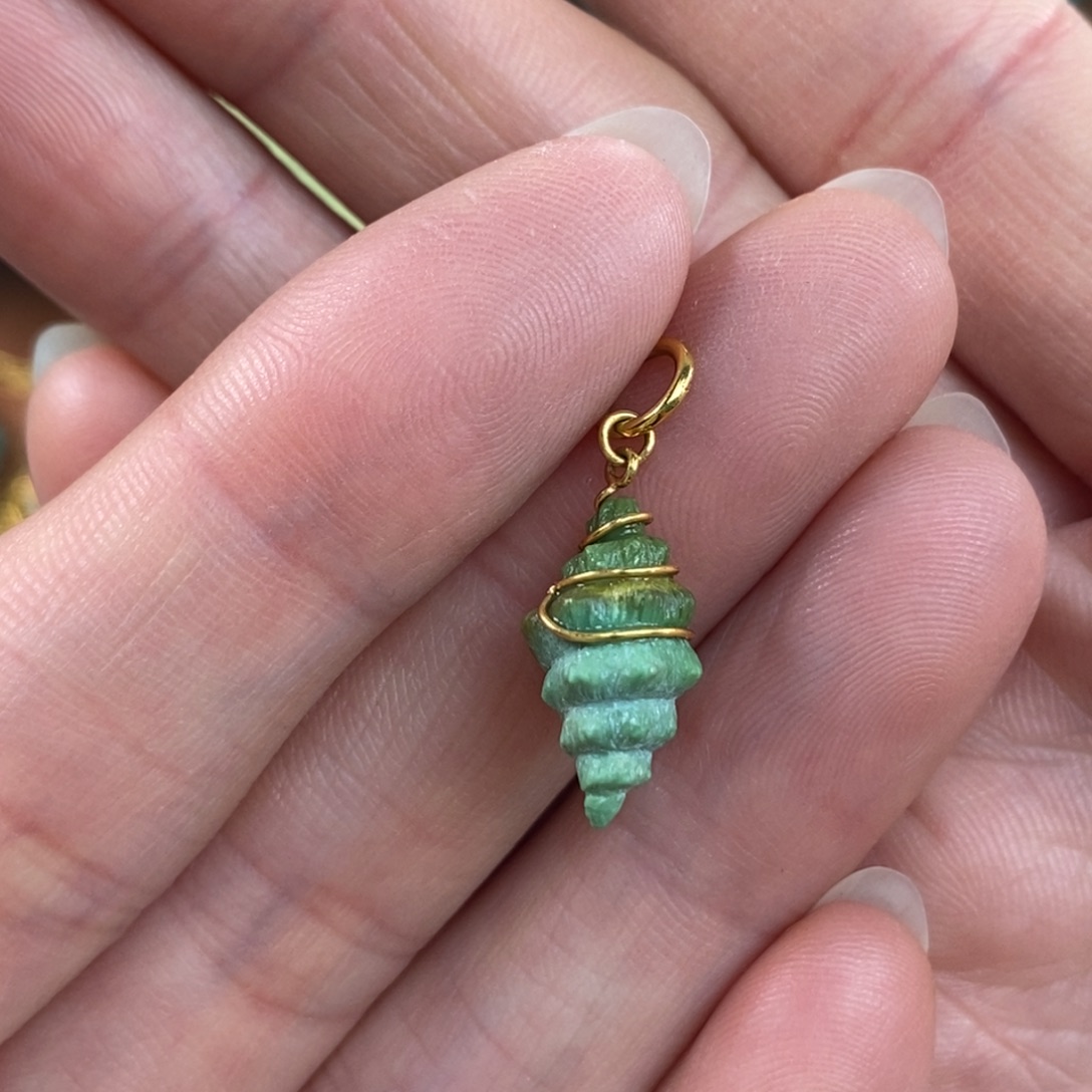 绿松石未镶嵌。海螺提溜