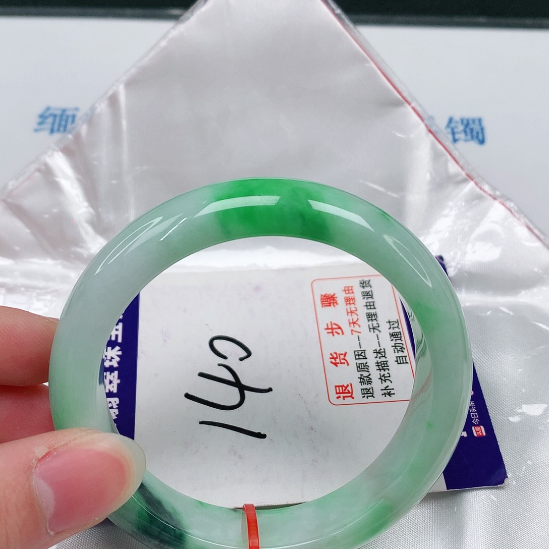 翡翠手镯未镶嵌翡翠