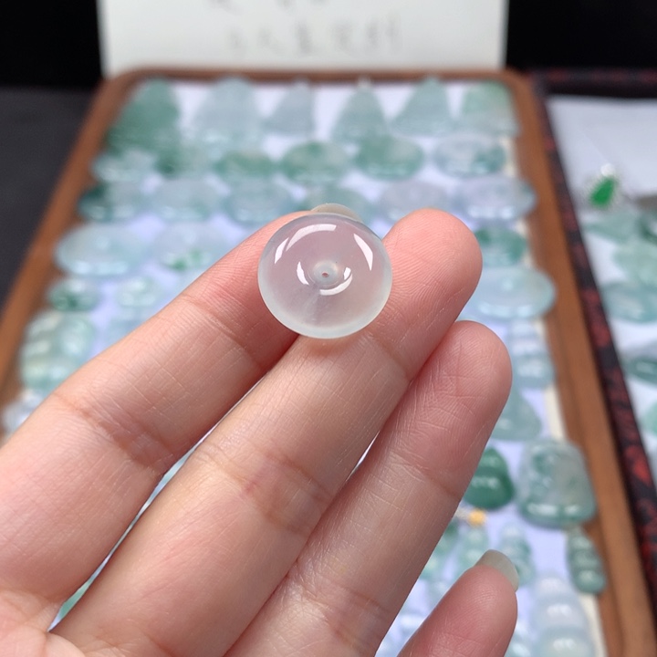 颈饰未镶嵌翡翠冰种肥扣子