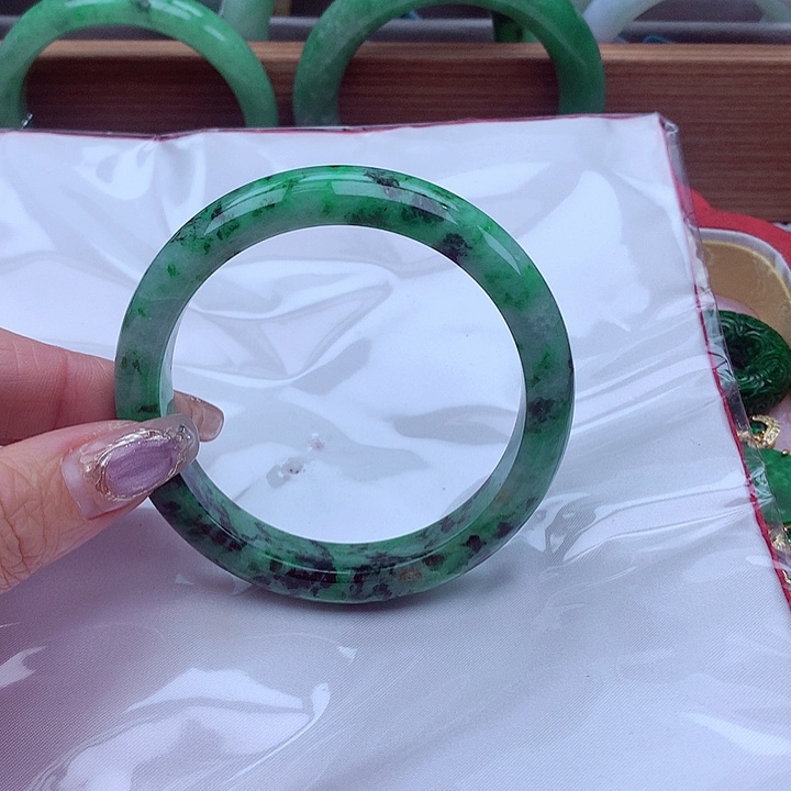 翡翠手镯未镶嵌翡翠