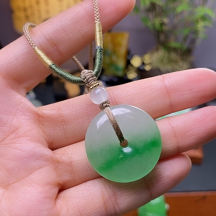 翡翠未镶嵌吊坠(赠链)