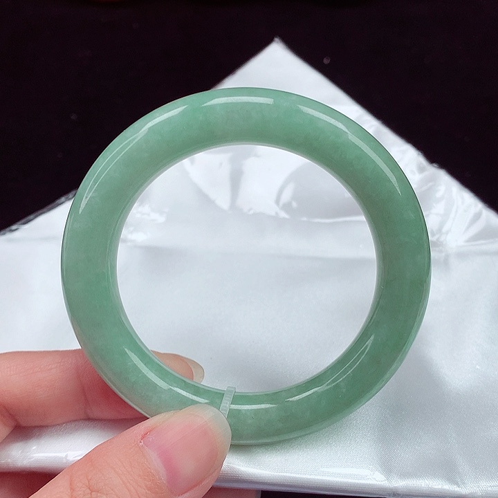 翡翠手镯未镶嵌翡翠
