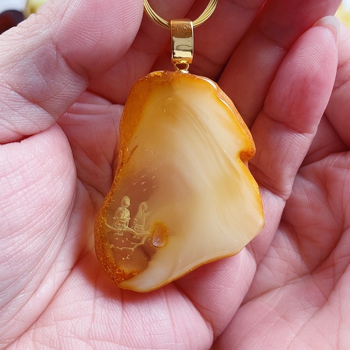 九***鹿琥珀未镶嵌裸石吊坠一套