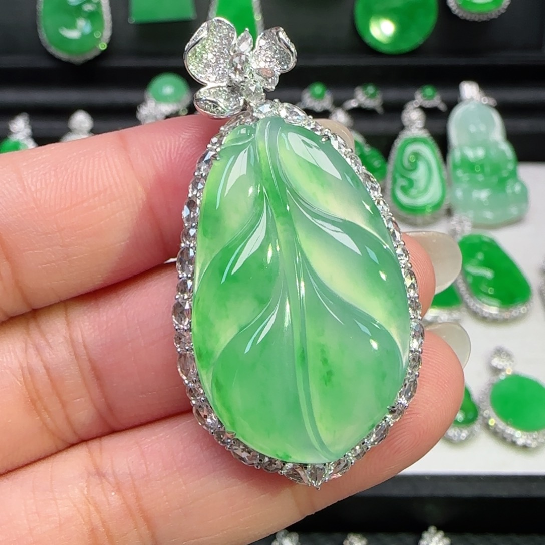 翡翠18K金镶嵌颈饰吊坠