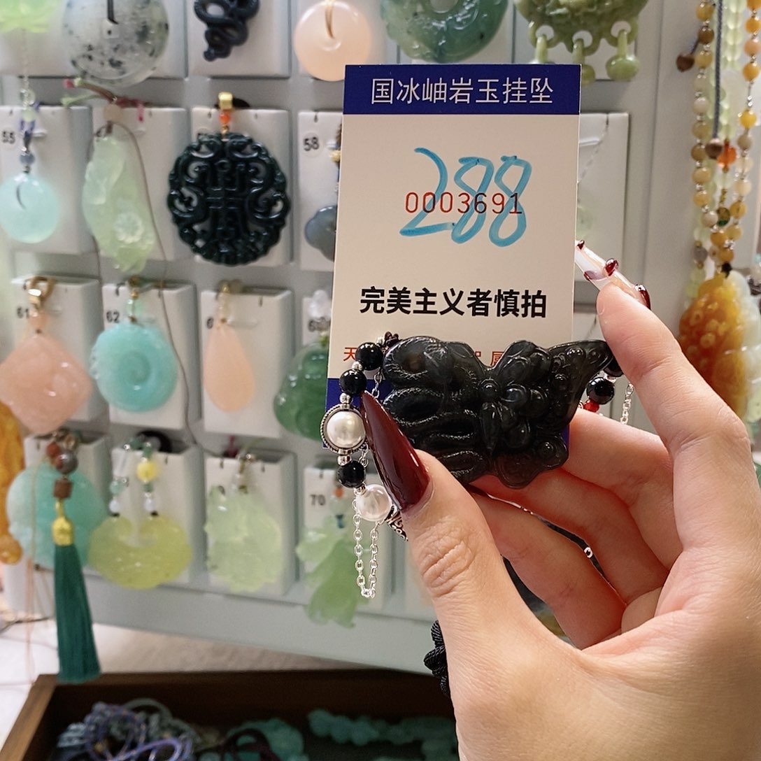 蛇纹石玉颈饰未镶嵌咖*