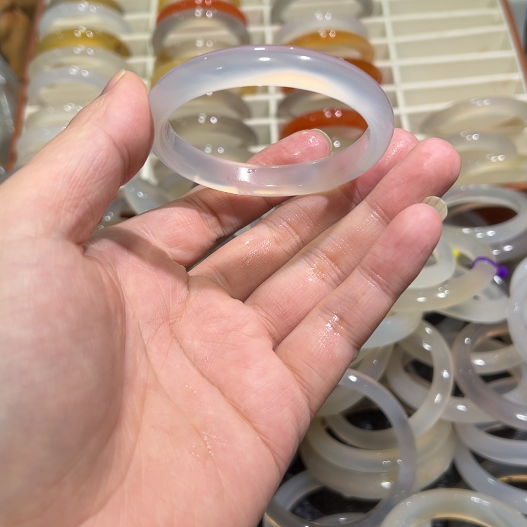 玛瑙/玉髓未镶嵌手镯56圈有包容4.4