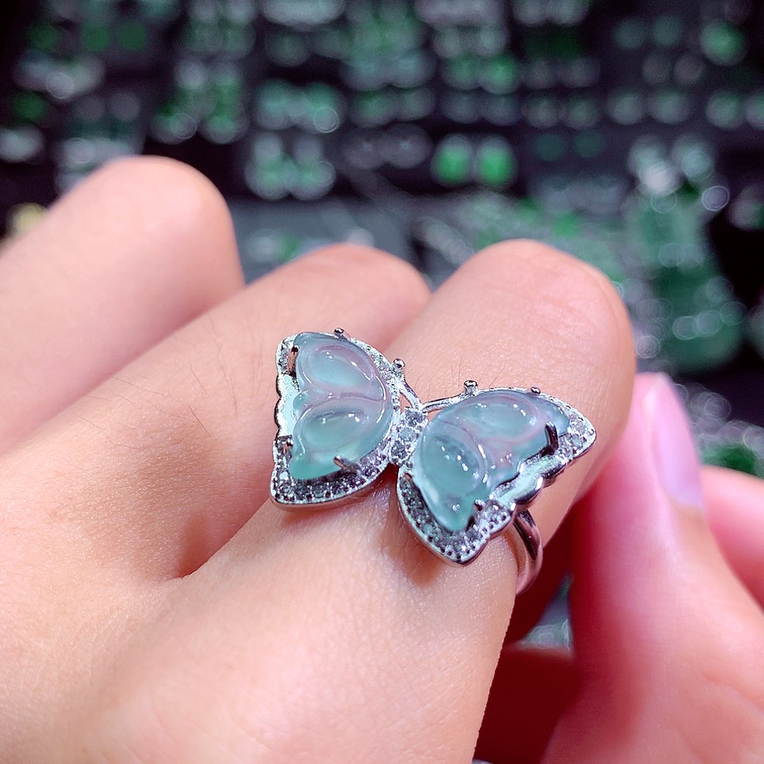 翡翠未镶嵌颈饰戒指