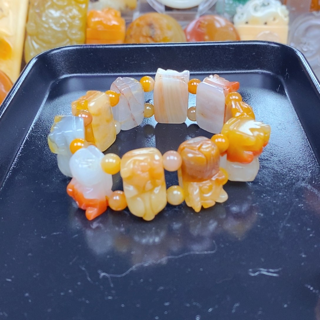 石英质玉（黄龙玉）未镶嵌颈饰