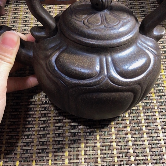 紫砂茶壶原矿泥料手工制作的紫砂壶。