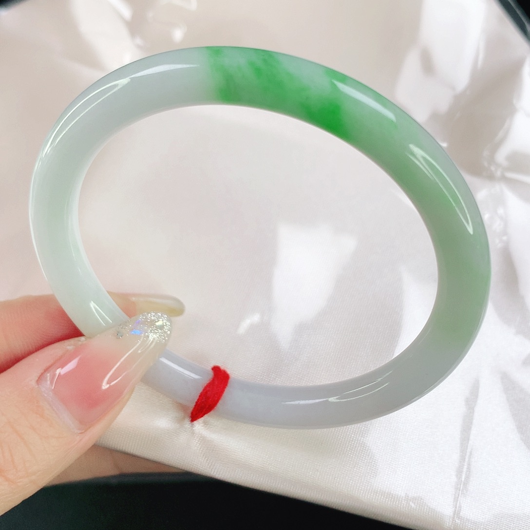 翡翠手镯未镶嵌55圈口