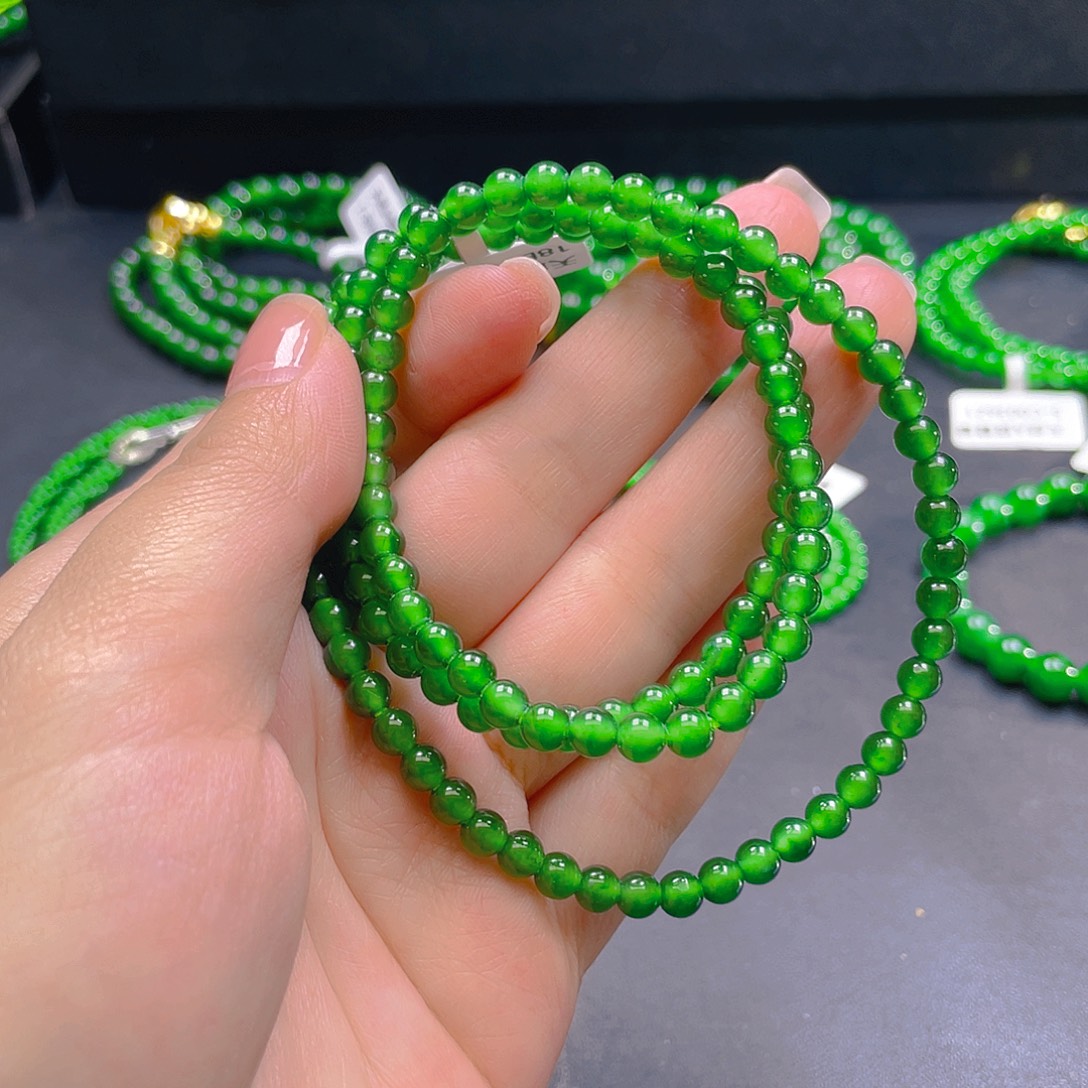 翡翠未镶嵌颈饰    