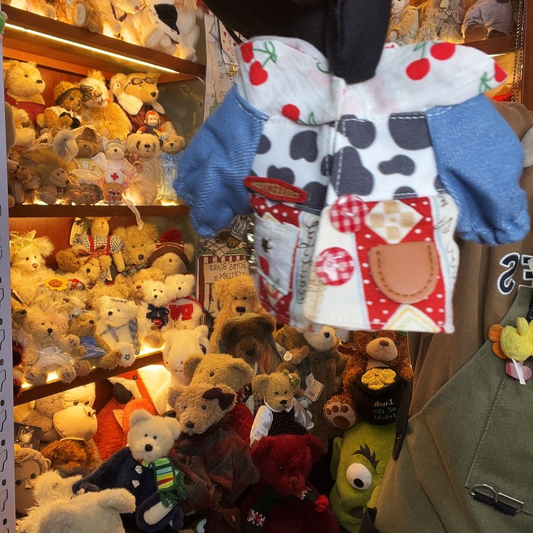 毛绒红色牛仔上衣。       