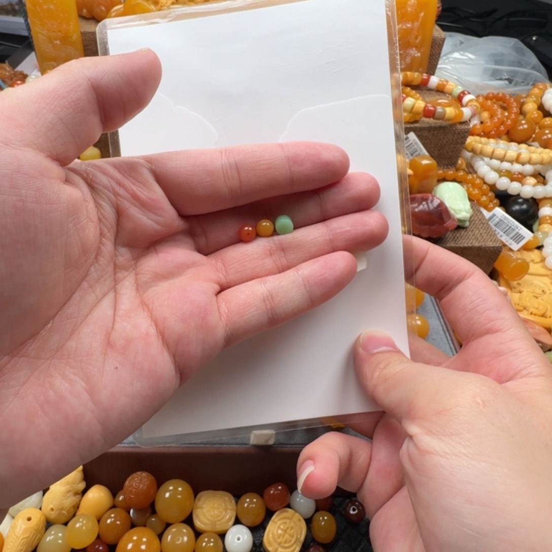 大***卜石英质玉（缅黄）未镶嵌颈饰