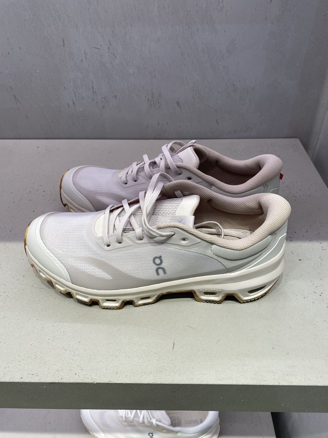 未使用 LOEWE/罗意威 联名On昂跑 Cloudventure 2.0 运动鞋米色
