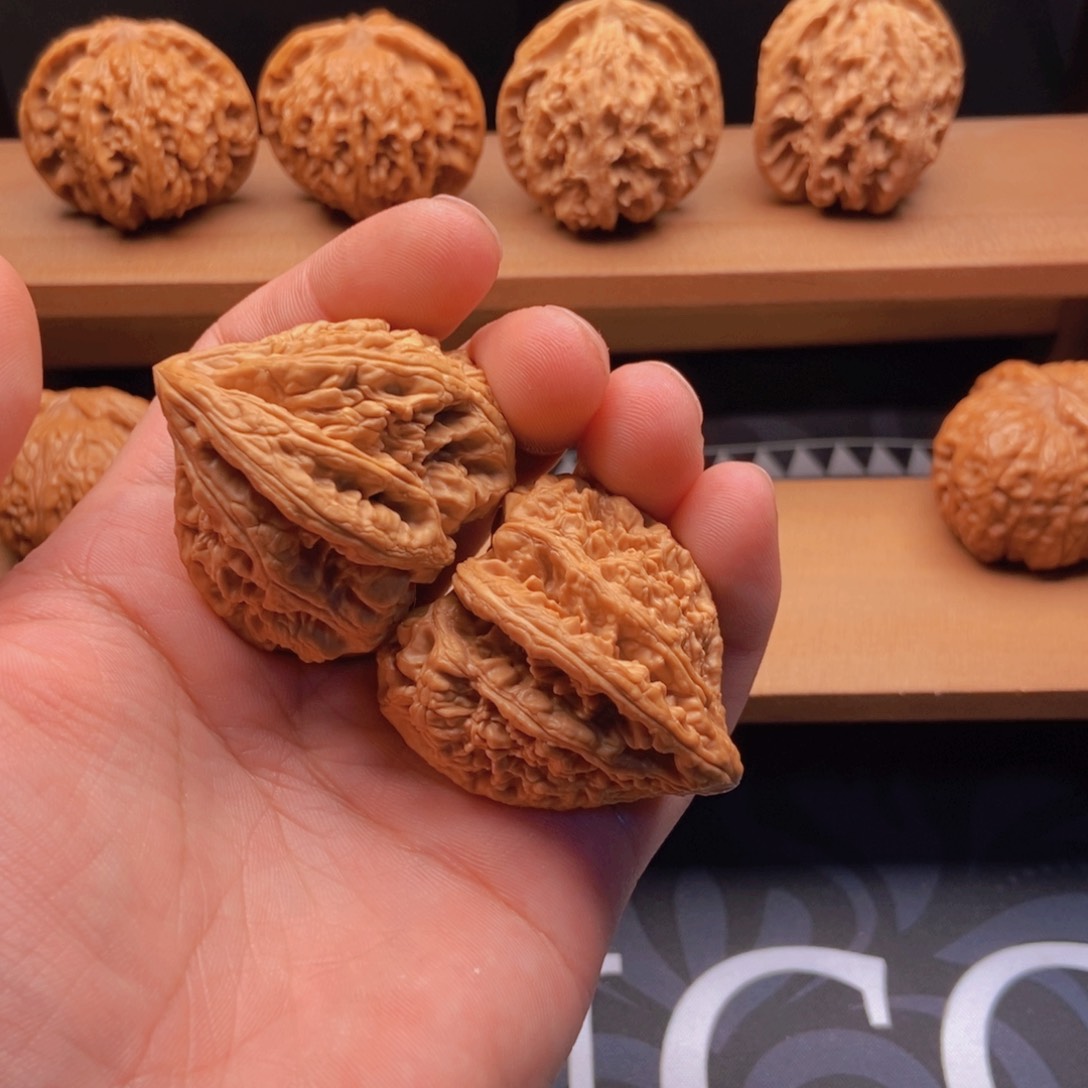 文玩核桃把件星*，天残脚南疆石