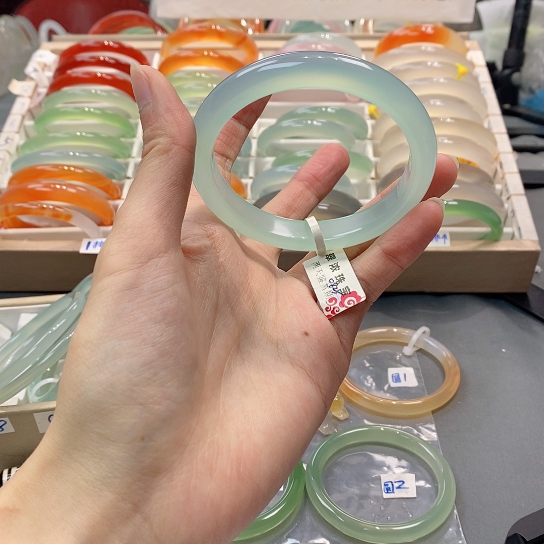 玛瑙/玉髓手镯未镶嵌我****山