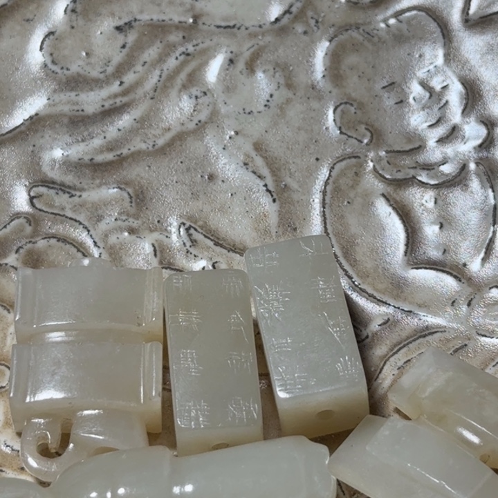 凡***庸瓷片刻花瓷盘1112111