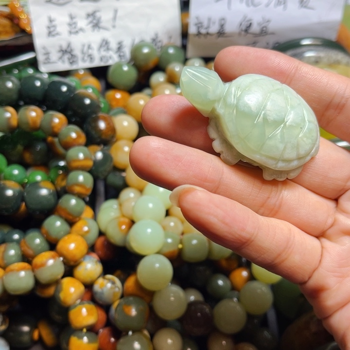 蛇纹石玉颈饰合金