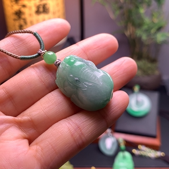 翡翠未镶嵌吊坠(赠链)