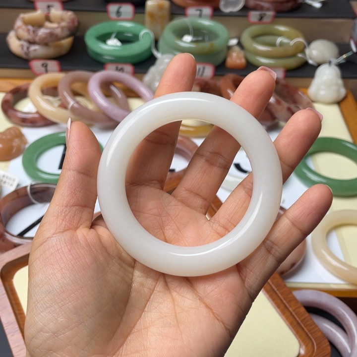 南***杏石英质玉未镶嵌手镯