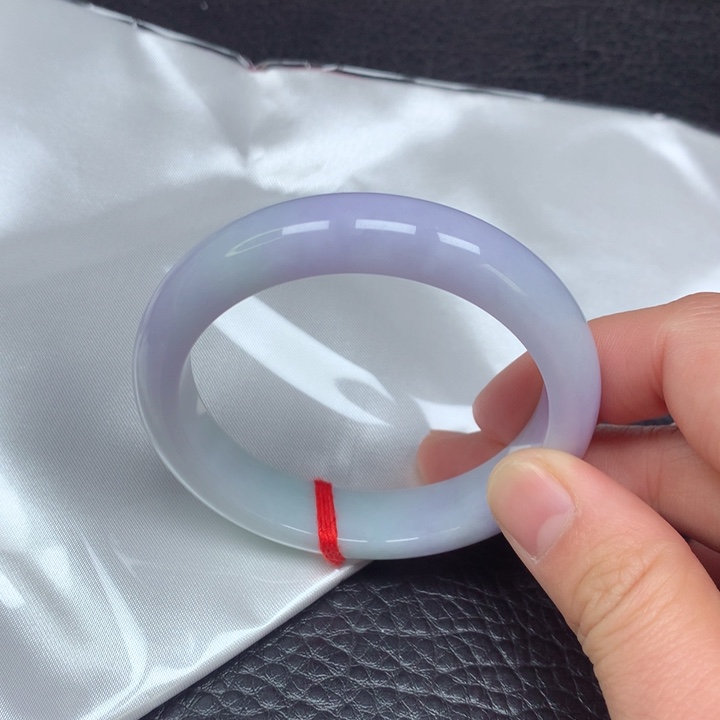 翡翠手镯未镶嵌。