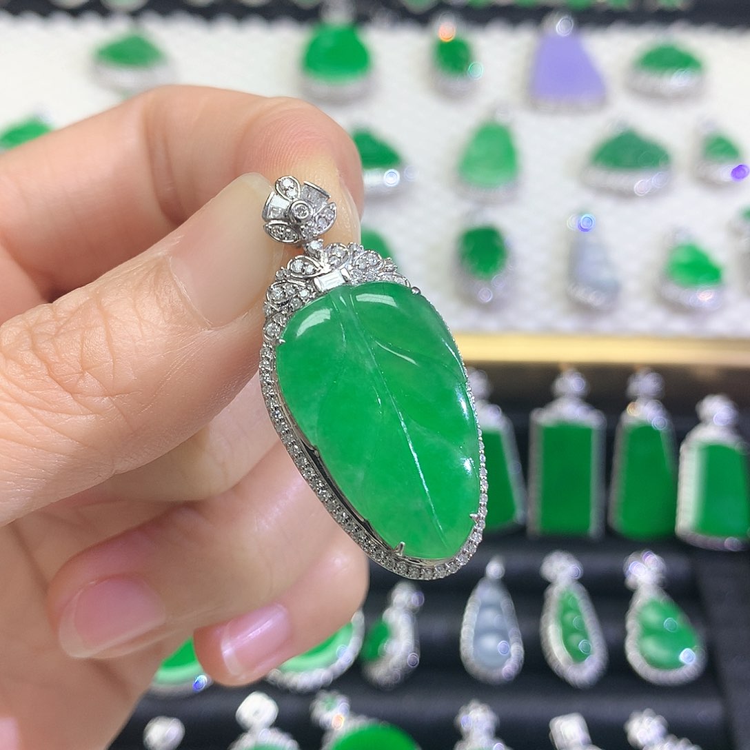 颈饰18K金镶嵌翡翠吊坠