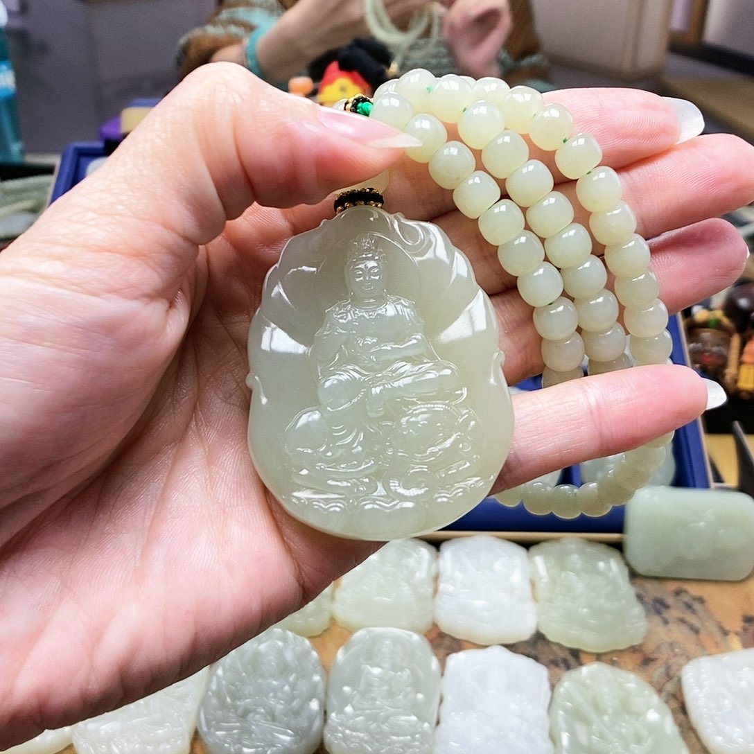 和田玉颈饰未镶嵌笨***影