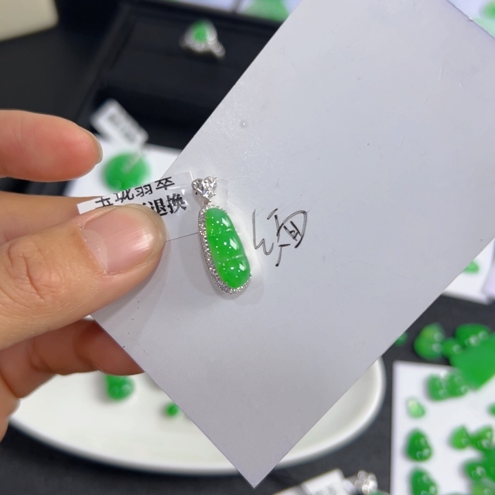 翡翠颈饰18K金镶嵌福豆
