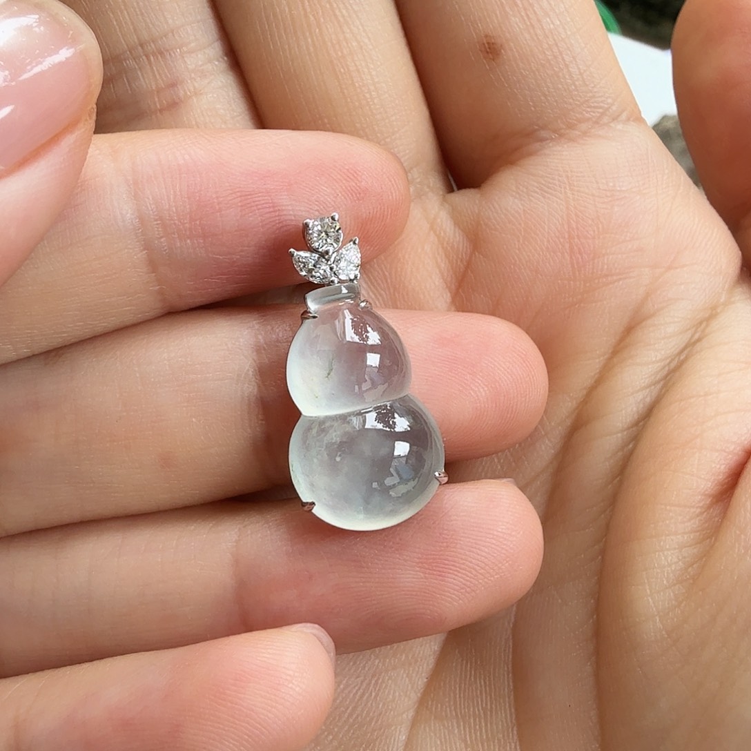 翡翠18K金镶嵌颈饰葫芦