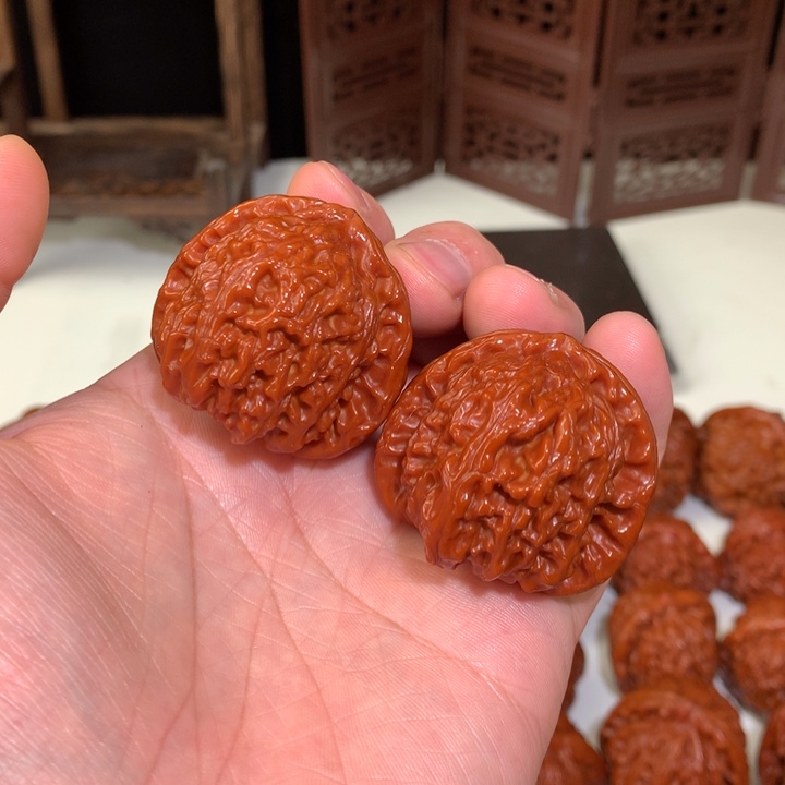 文玩核桃吊坠白狮子40.8