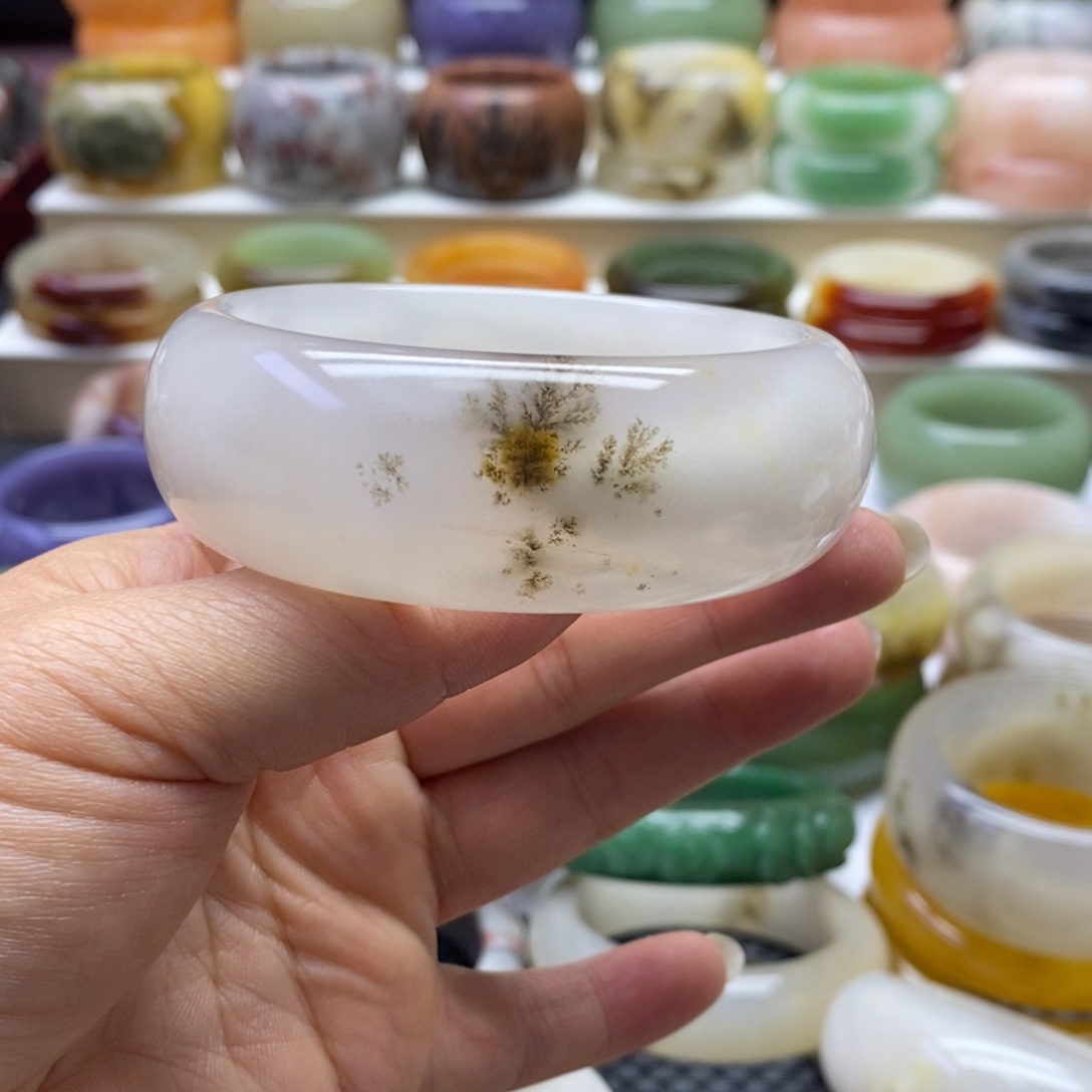 张***售石英质玉未镶嵌手镯