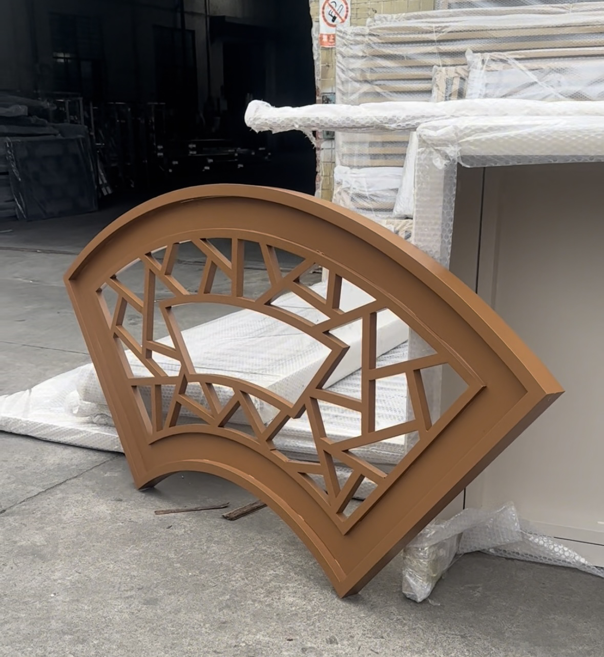 源头型材厂家铝合金窗花铝方管四方管弧形拉弯造型铝装饰产品