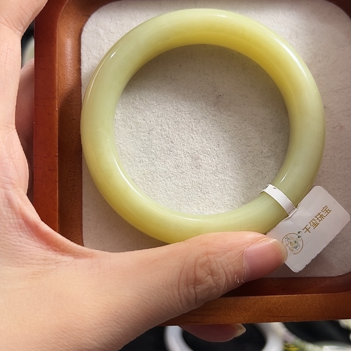 和田玉未镶嵌手镯57