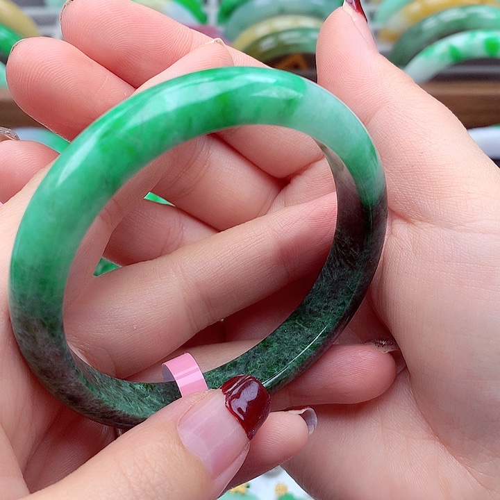 翡翠手镯未镶嵌翡翠