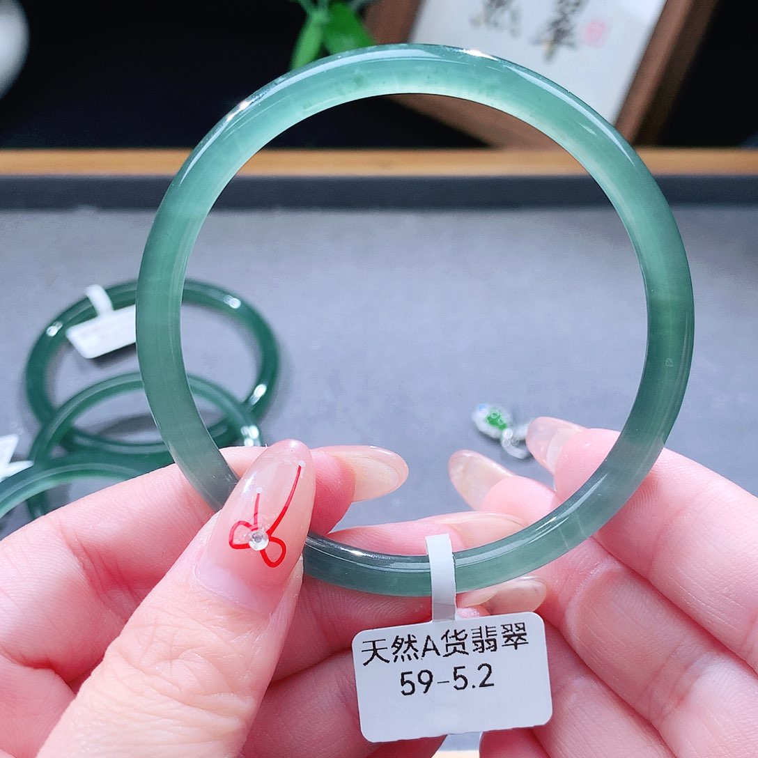 翡翠未镶嵌手镯（圆镯）
