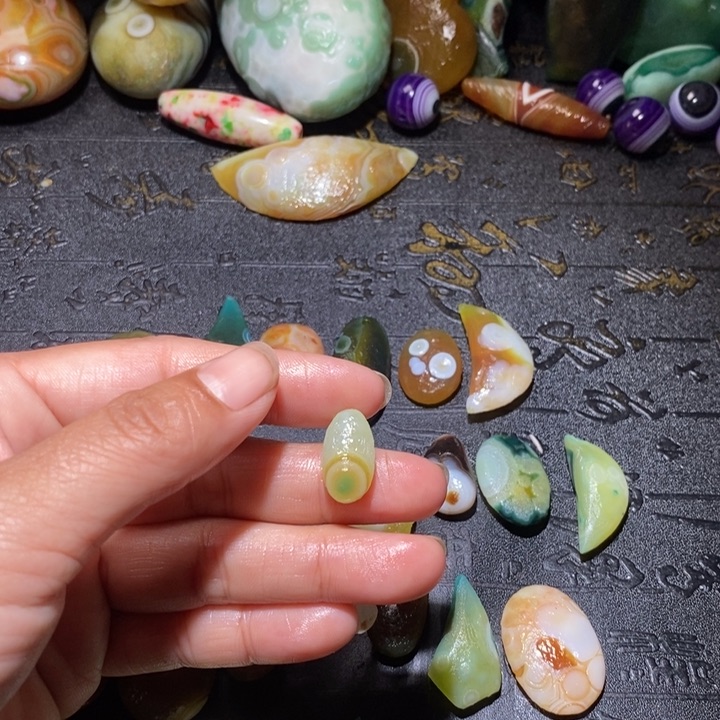 颈饰未镶嵌石英质玉蓝***淋