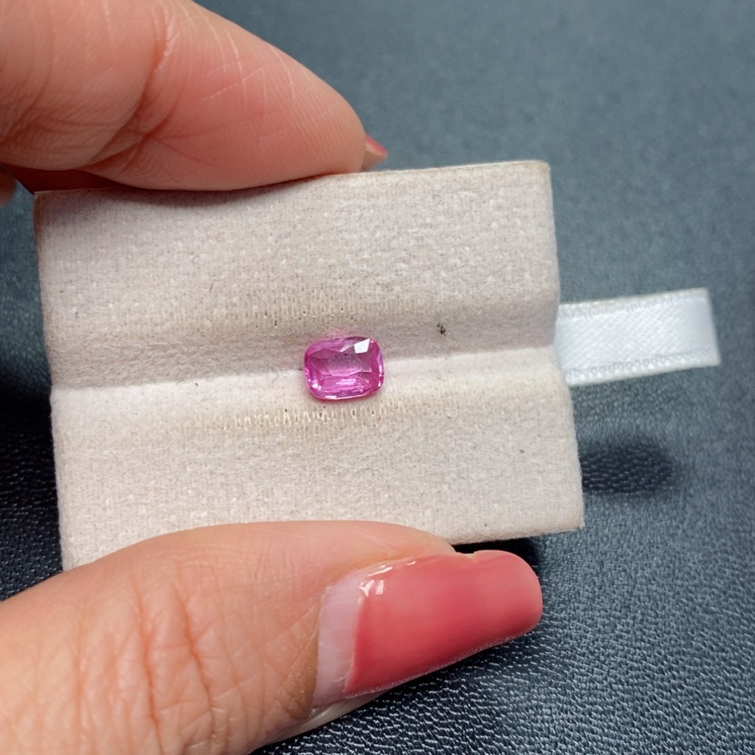 蓝宝石裸石未镶嵌1.06克拉，无烧，大证