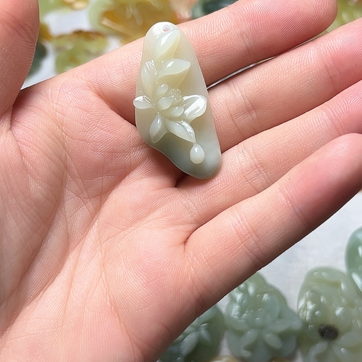 蛇纹石玉颈饰未镶嵌