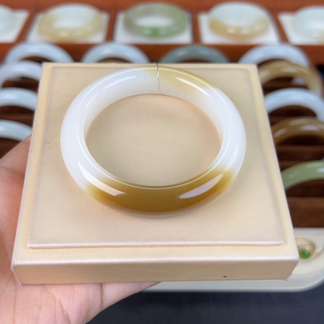 和田玉手镯未镶嵌和田玉