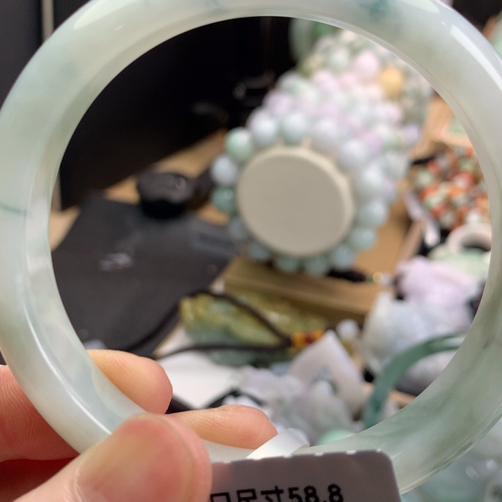 翡翠手镯未镶嵌吊坠