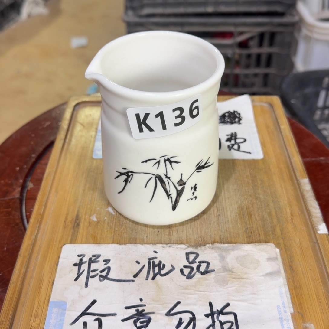 瑕疵介意勿拍陶瓷器皿B535