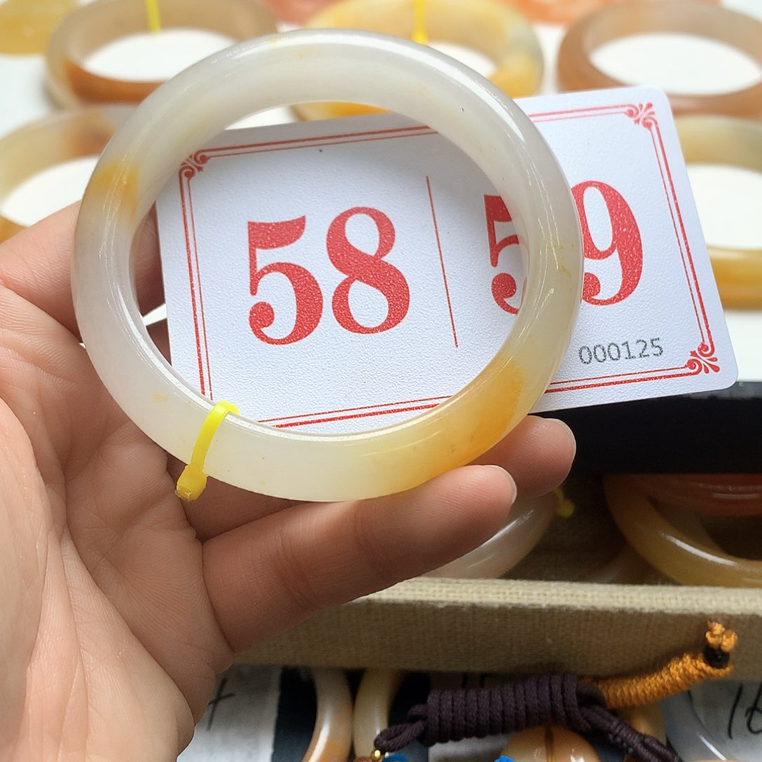 未镶嵌石英质玉（黄龙玉）手镯隨*