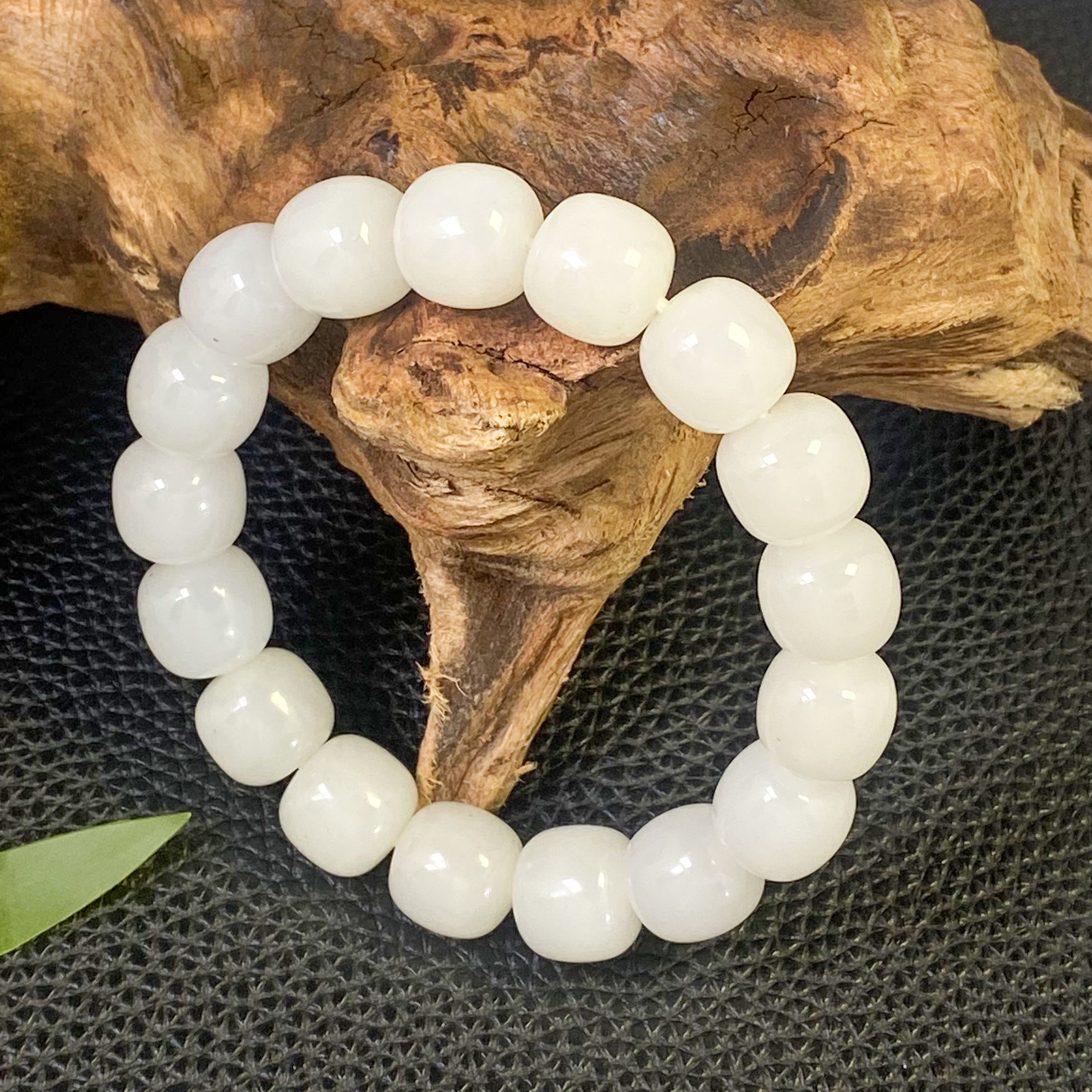 天然和田玉新疆白底点墨青花约12mm老型单圈手串