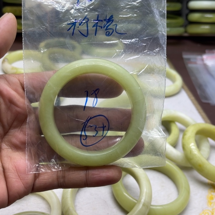 宁***檬蛇纹石玉未镶嵌手镯