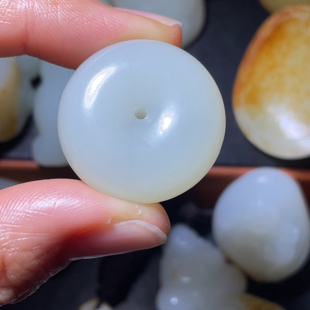 ****儿和田玉未镶嵌颈饰