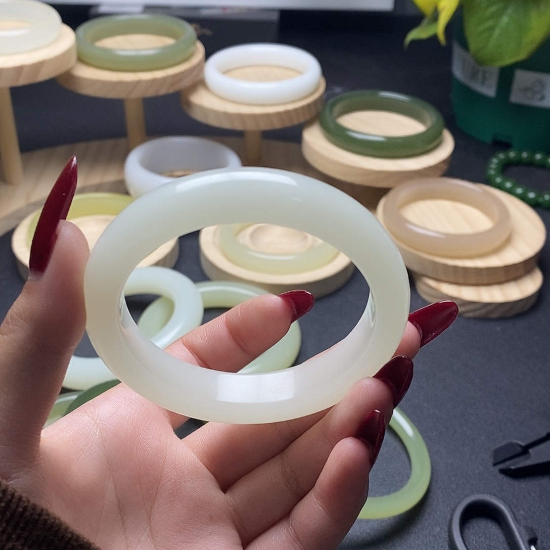 *****54+圈口暖白色正圈手镯