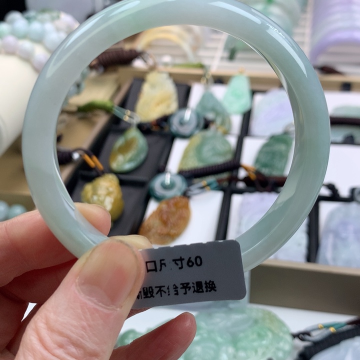 翡翠手镯未镶嵌吊坠