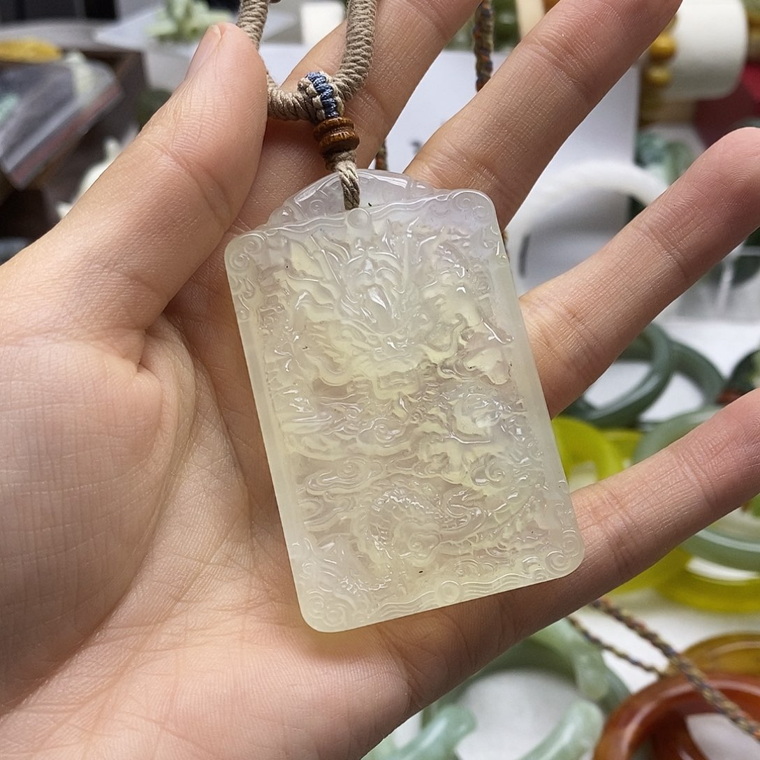 蛇纹石玉未镶嵌颈饰